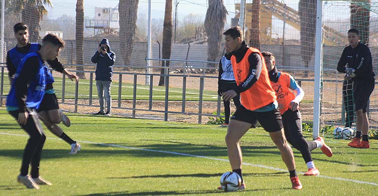 Adrián Fuentes, el hombre de moda, encarando a un compañero en el entrenamiento.