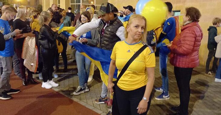 El grupo de aficionados ucranianos que reivindicó sus derechos al Mundo a las puertas del Vista Alegre de Córdoba.
