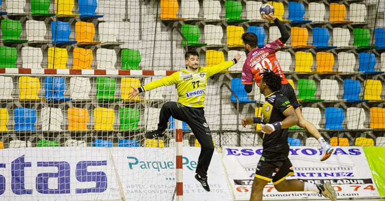 Carlos León trata de batir al contraataque a Óscar Ruiz, el mejor jugador de los locales. Foto: Carlos Díaz / @bmalarcoscr