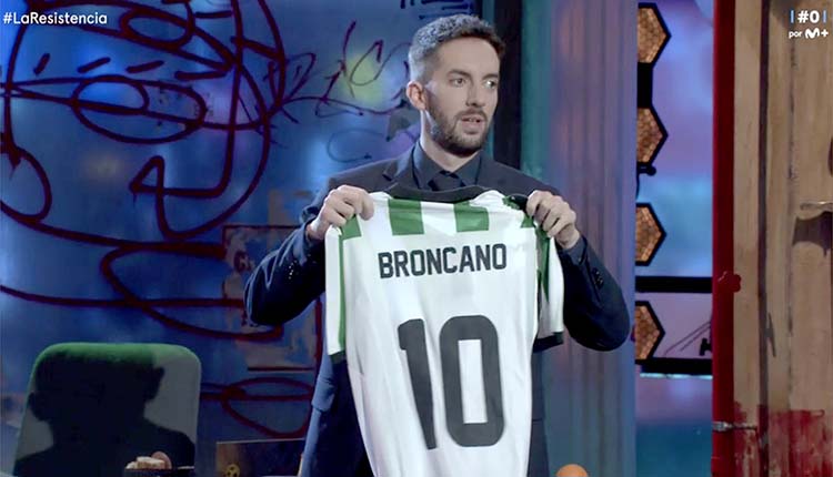 David Broncano mostrando la camiseta que el regaló el Córdoba CF en pleno programa de la Resistencia.