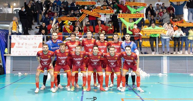 Los jugadores rojillos posando junto a sus aficionados. Foto: @frannavaarroo