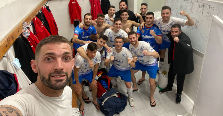 Los jugadores bujalanceños celebrando el triunfo en el vestuario