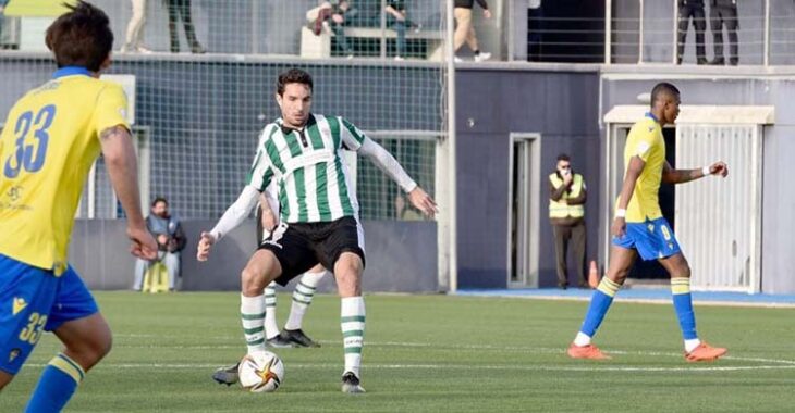 Toni Arranz pasando el balón el pasado domingo en el partido ante el Cádiz B.