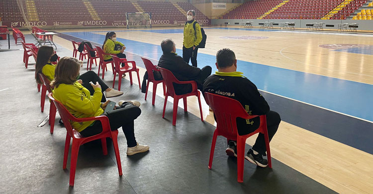 Sin jugar. Varios miembros del Deportivo Córdoba Cajasur sentados en sillas sobre el parqué de Vista Alegre al no aparecer el Roldán B. Foto: Deportivo Córdoba Cajasur