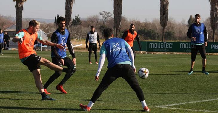 Antonio Casas chuta a puerta ante Bernardo Cruz.