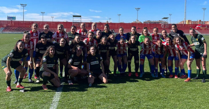 La foto de grupo de las blanquiverdes con el Atlético de Madrid al acabar el amistoso. Foto: @CordobaFemenino