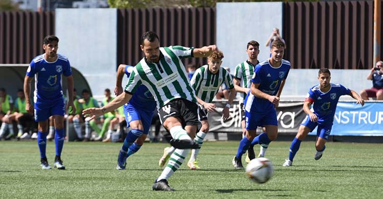 Miguel de las Cuevas transformando el penalti con el que se reencontró con el gol en Maspalomas.
