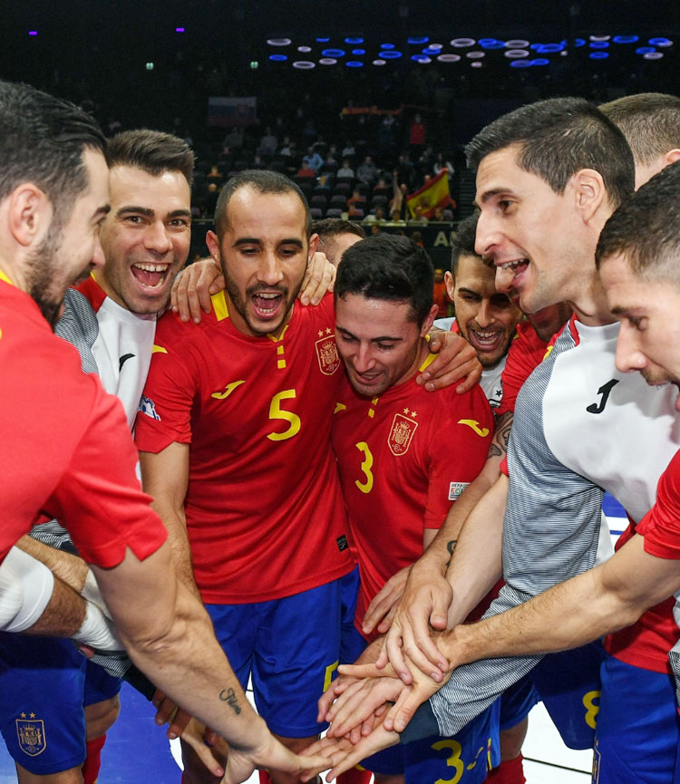 Boyis celebra con sus compañeros la victoria tras acabar el encuentro. Foto: UEFA Futsal