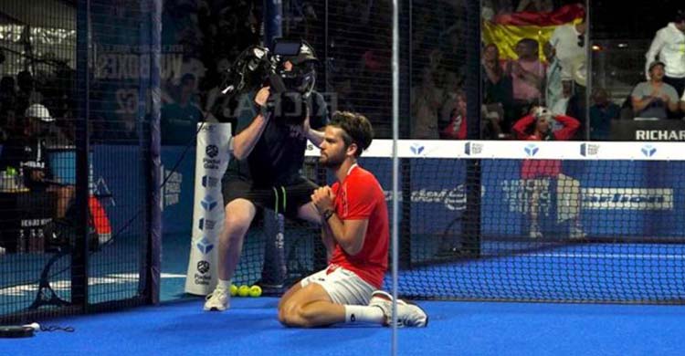 De rodillas. Así celebró Javi Garrido el pase a su primera final en el World Pádel Tour de Miami.