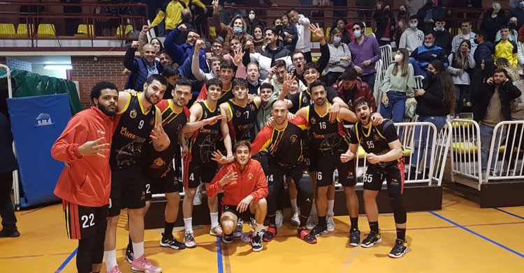 La alegría minera tras la imprescindible victoria. Foto: CP Peñarroya
