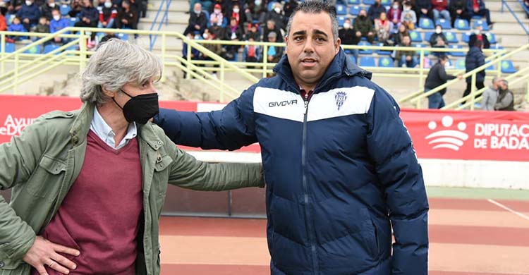Germán Crespo saludando al técnico del Don Benito Roberto Aguirre.