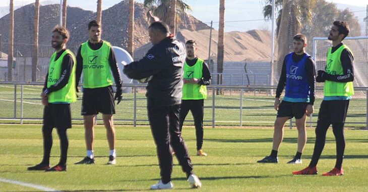 Germán Crespo dando instrucciones a sus hombres.