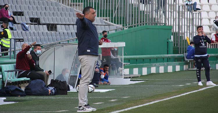 Germán Crespo dando instrucciones a sus hombres.