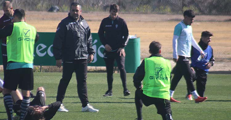 Germán Crespo observando a sus hombres al término del entrenamiento.