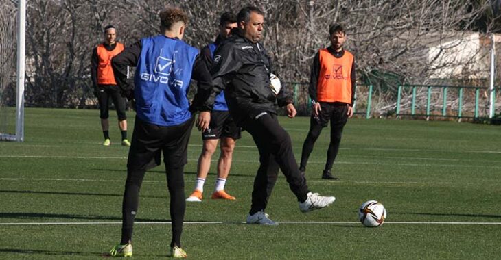 Germán Crespo poniendo en juego el balón en el entrenamiento con Simo de espaldas y Álex Bernal al fondo.