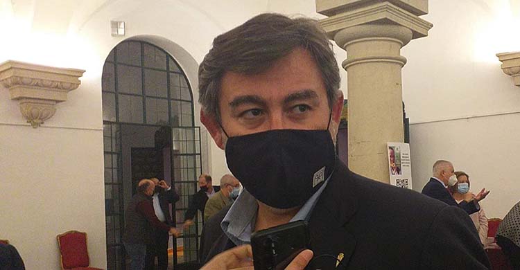 Javier González Calvo atendiendo a los medios en Diputación.