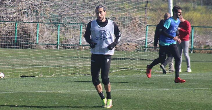 Gudelj entrenando en la Ciudad Deportivo con Bernardo Cruz al fondo.