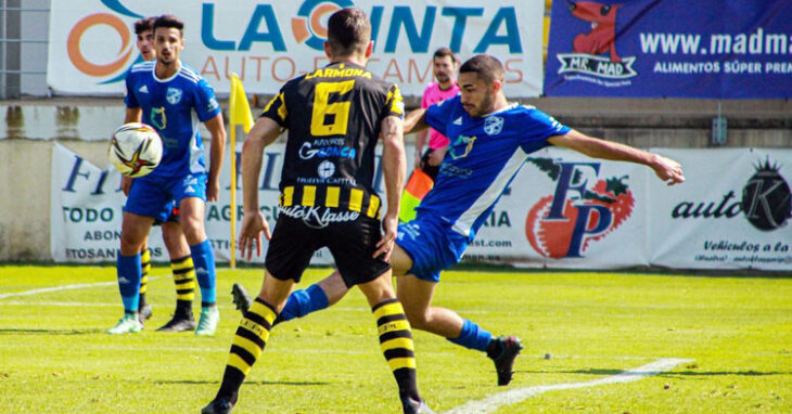 Un jugador del San Fernando dispara a puerta en Lepe. Foto: J. Delgado / @UDSanfer