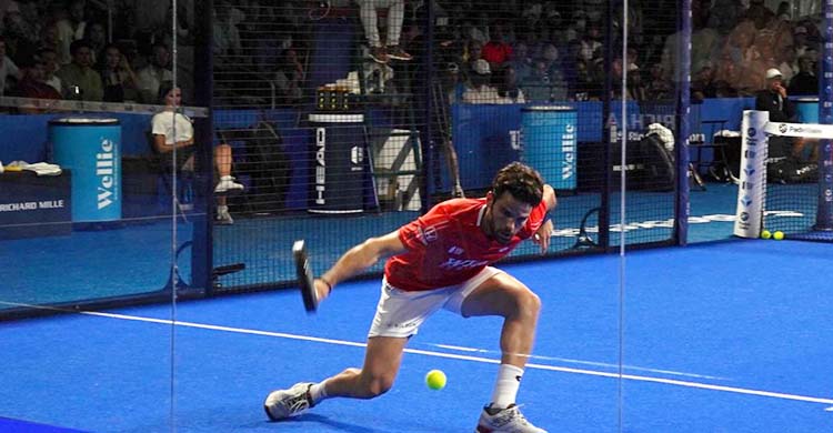 Javi Garrido sacando una bola desde el fondo de la pista.