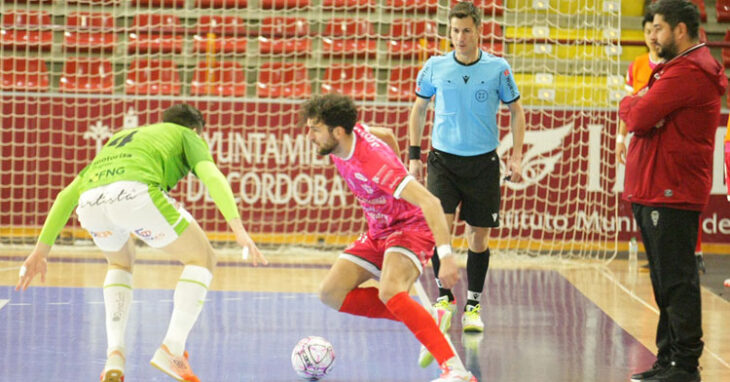 Josan González presencia desde su área técnica una acción de Zequi ante Palma Futsal en el Memorial José Manuel Domínguez. Foto: Córdoba Futsal