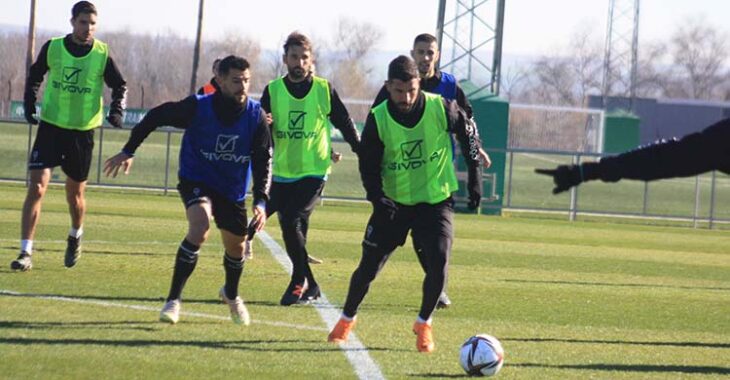 José Ruiz presionando a Willy en la vuelta a los entrenamientos.