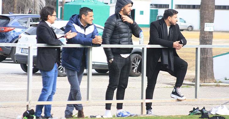 Juanito viendo un entrenamiento del Córdoba junto a los agentes de Simo.