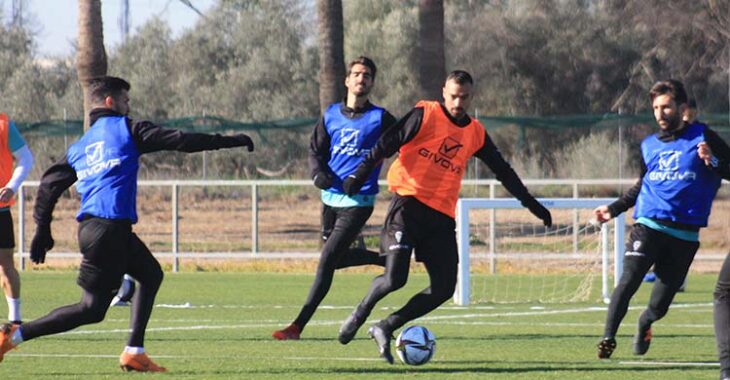 Miguel de las Cuevas conduciendo el balón entre Álex Bernal y Bernardo Cruz.