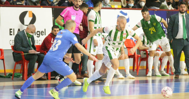 Miguelín intentando un regate en el partido ante el Viña Albali Valdepeñas. Foto: Córdoba Futsal