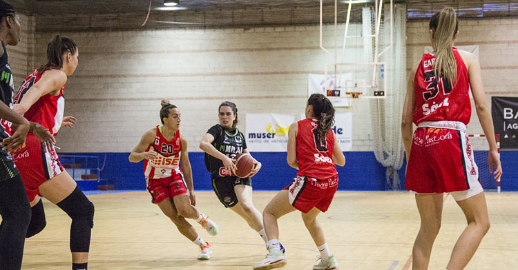 Una jugadora del Milar Córdoba Baloncesto Femenino intenta la penetración en el encuentro de la pasada semana contra el Costa de Almería. Foto: Gabriele Friscia