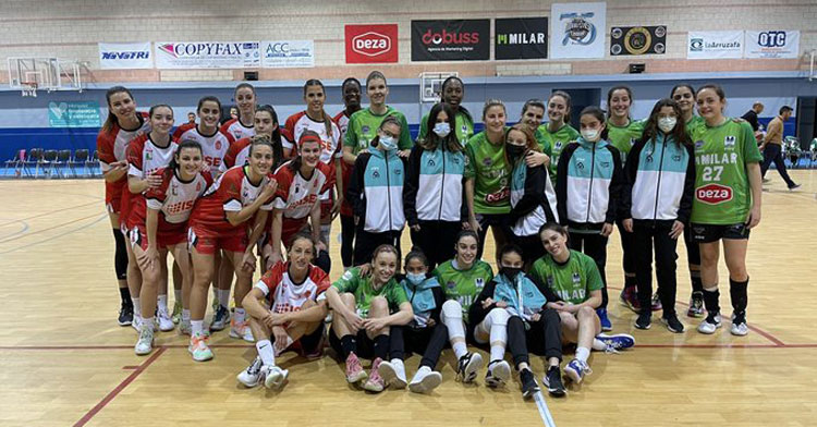 El primer equipo del MIlar Córdoba posando con jugadoras de cantera. Foto: Milar Córdoba BF