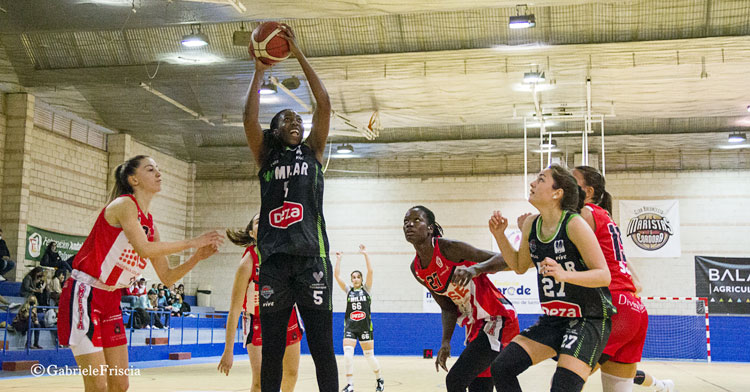 Aya Traore atrapa un rebote en el partido ante el Costa de Almería. Foto: Gabriele Friscia