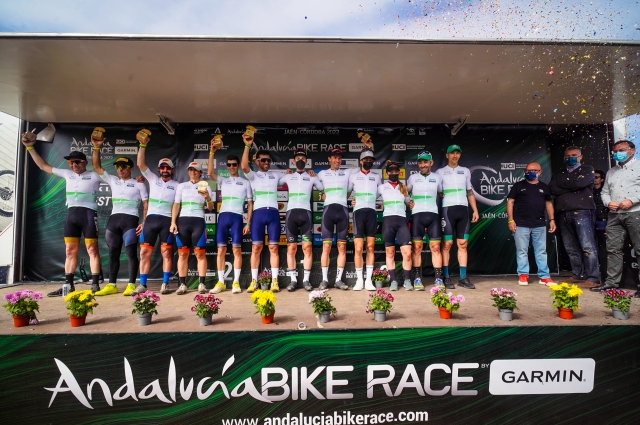 El podio final con todos los vencedores. Foto: Andalucía Bike Race