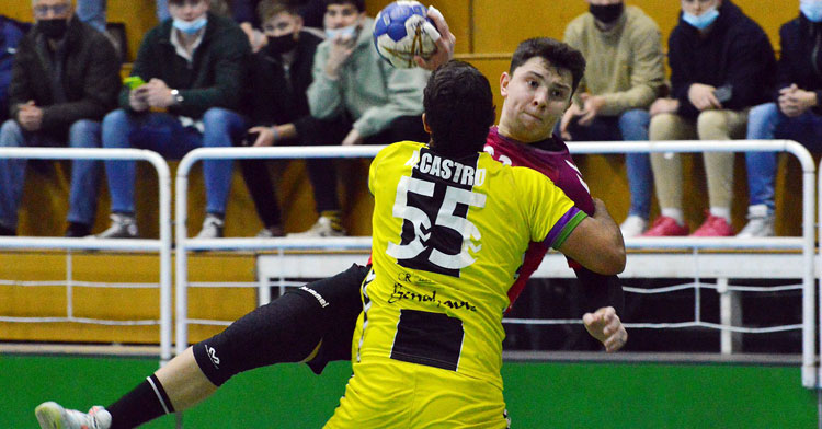 Martín Jung recibe una falta en el partido contra Trops Málaga. Foto: CBM