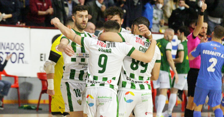 Los jugadores blanquiverdes celebrando uno de sus tantos a Valdepeñas. Foto: Córdoba Futsal