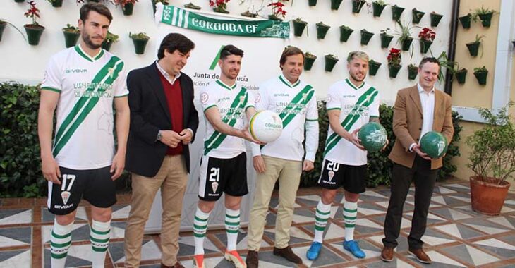 Los jugadores del Córdoba junto al a Antonio Repullo luciendo la camiseta, acompañados por el consejero blanquiverde Jesús Coca y el delegado de Agricultura de la Junta.