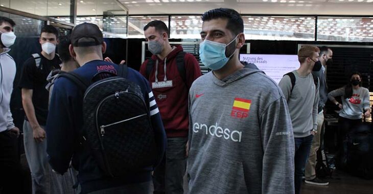 Los jugadores de la selección española en la recepción del hotel Eurostar Palace.