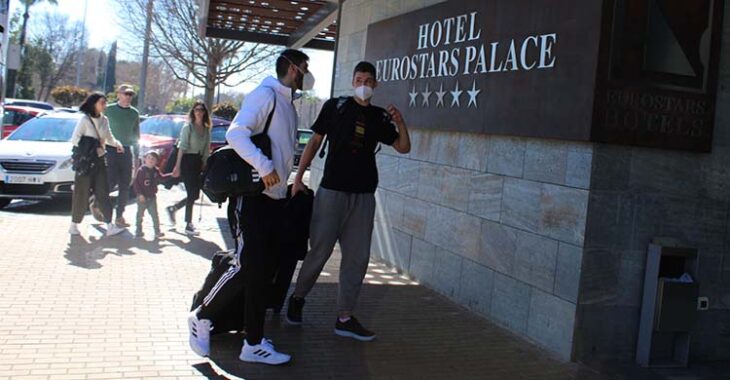 Dos jugadores de la selección española llegando al Hotel Eurostar Palace.