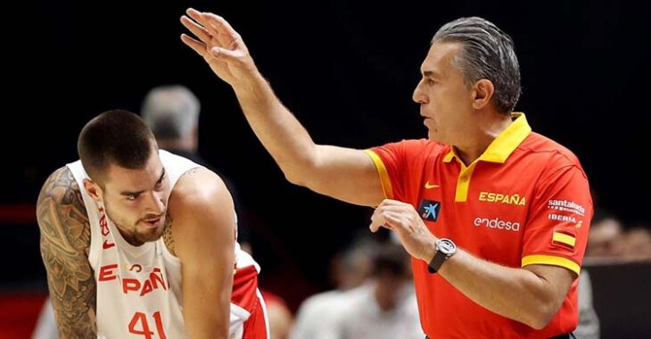 Sergio Scariolo dando instrucciones a Juancho Hernangómez con la selección española de baloncesto.