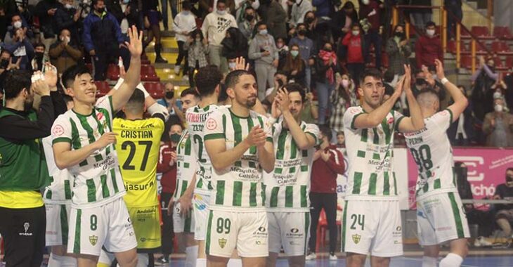 Shimizu, Caio César e Ismael junto al resto de sus compañeros aplaudiendo al Vista Alegre al final del partido ante el Valdepeñas.