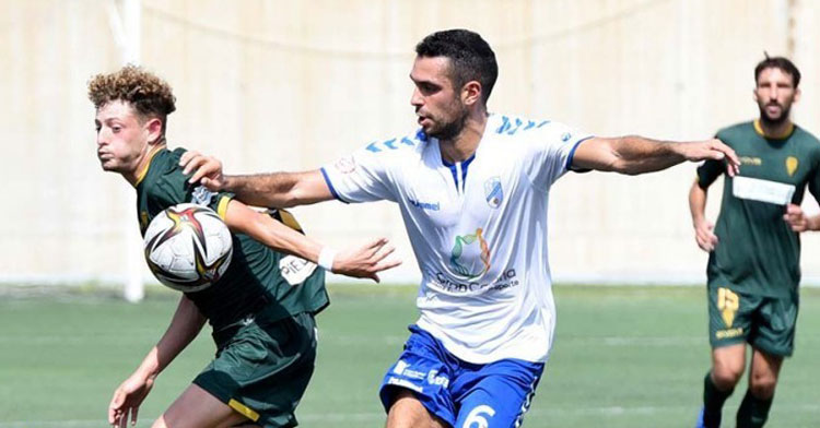 Simo peleando por una pelota en el partido de ida ante el Tamaraceite. Foto: CCF