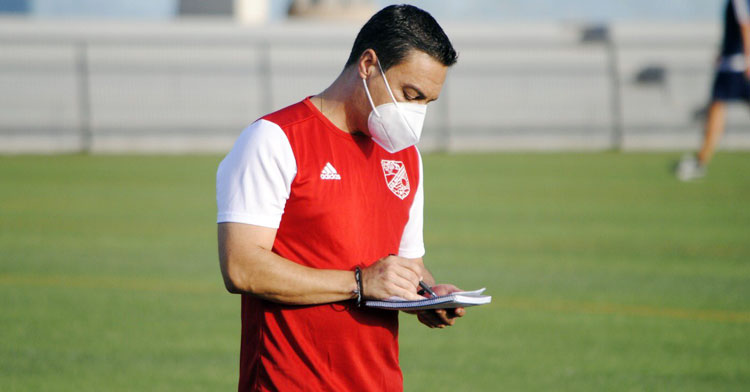 Tino Déniz toma notas en un entrenamiento. Foto: UD San Fernando