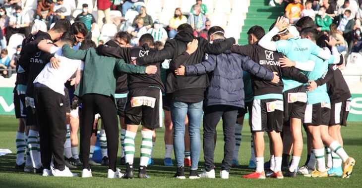 El ritual. El plantel cordobesista y su habitual piña previa a cada partido que cada domingo les hace más fuertes en El Arcángel.