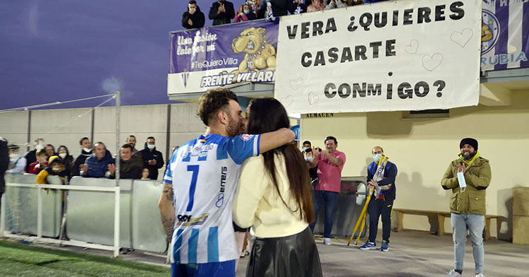 Vera besa a su novia Alejandra tras la petición de matrimonio. Foto: @AlbertMosca / Eñe TVI Asociación