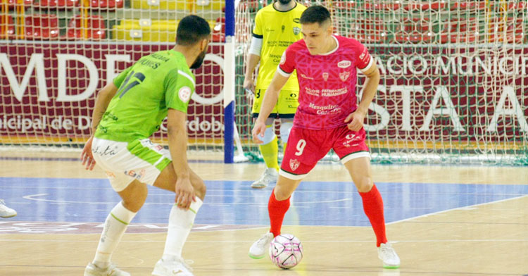 Álex Viana amenazando con encarar a un rival en el partido ante Palma Futsal del Memorial José Manuel Domínguez. Foto: Córdoba Futsal