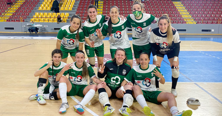 Las jugadoras cordobesas celebran en la pista otra victoria