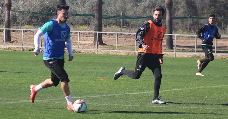 Alejandro Viedma avanza con el balón perseguido por Álex Bernal.