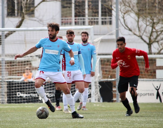 Álex Bernal buscando un compañero sobre el Emilio Macarro de Montijo.