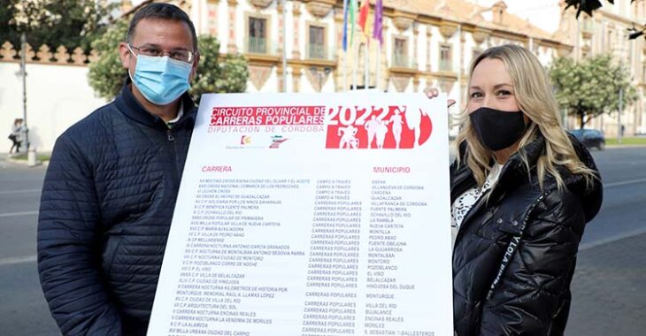Ana Blasco presentando el cartel del Circuito Provincial de Carreras Populares de 2022 junto al delegado en Córdoba de la Federación Andaluza, Curro Cardador.