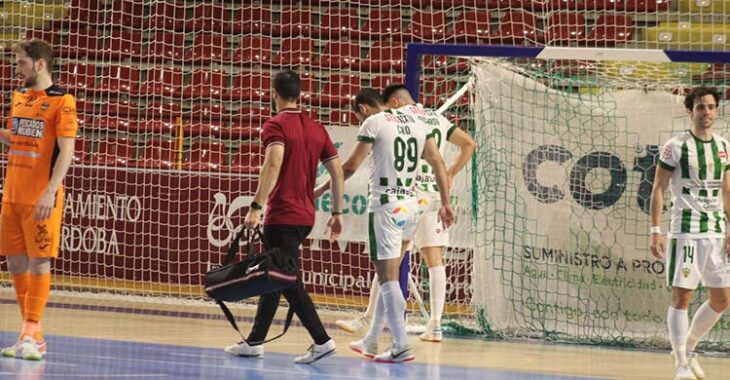 Caio César marchándose preocupado por una posible lesión mediada la primera parte.