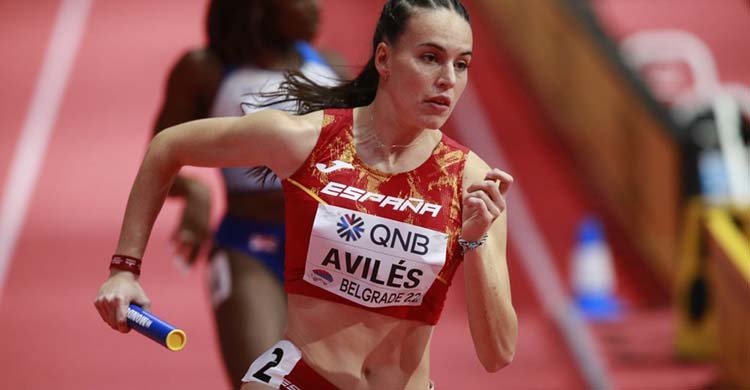 Carmen Avilés corriendo en Belgrado en su posta del relevo 4x400 de España en el Mundial bajo techo.